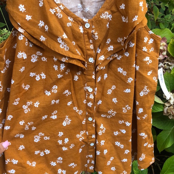 Old Navy! NEW! floral button up tee. - Picture 4 of 7